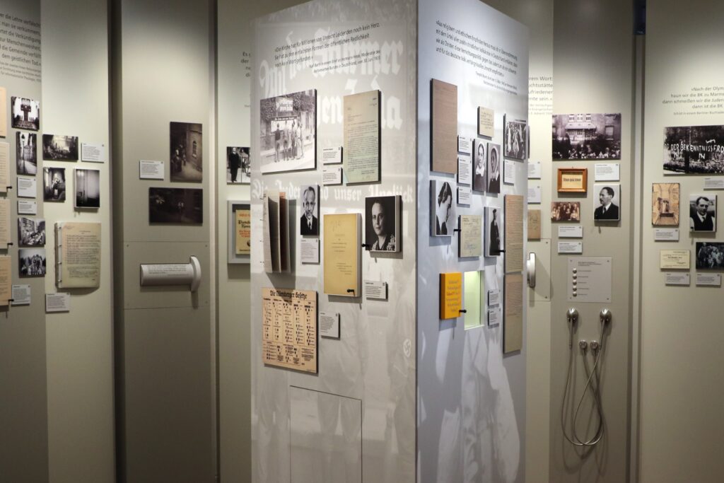 Ansicht der Ausstellung, Dokumente und Bilder