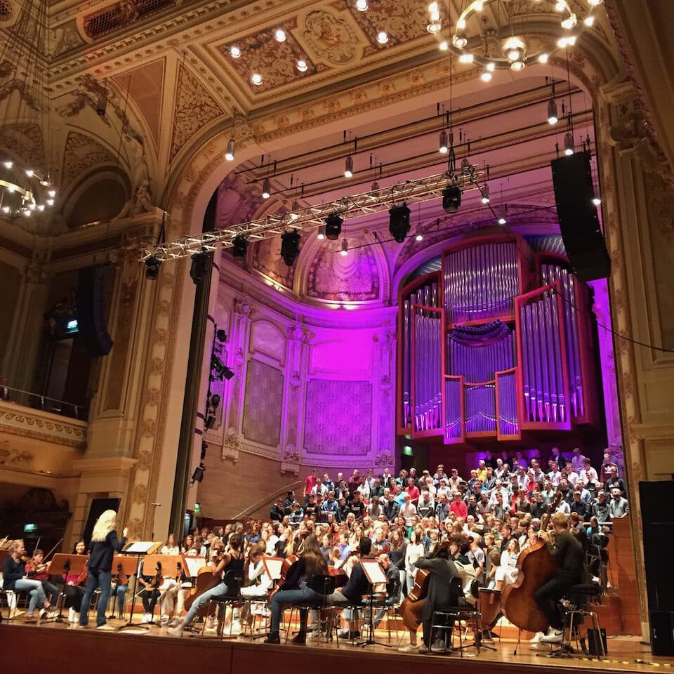 Orchester und Chor auf der Bühne